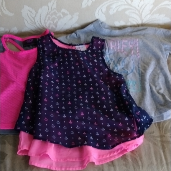 You mean the two tank tops 1 Hurley girls t-shirt with design - Picture 2 of 4